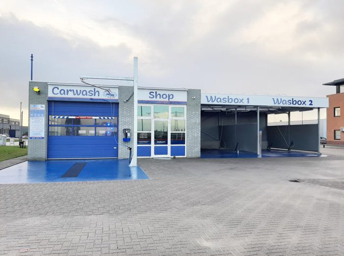 De voorkant van Carwash Bolsward: de wasstraat, de shop en de twee wasboxen